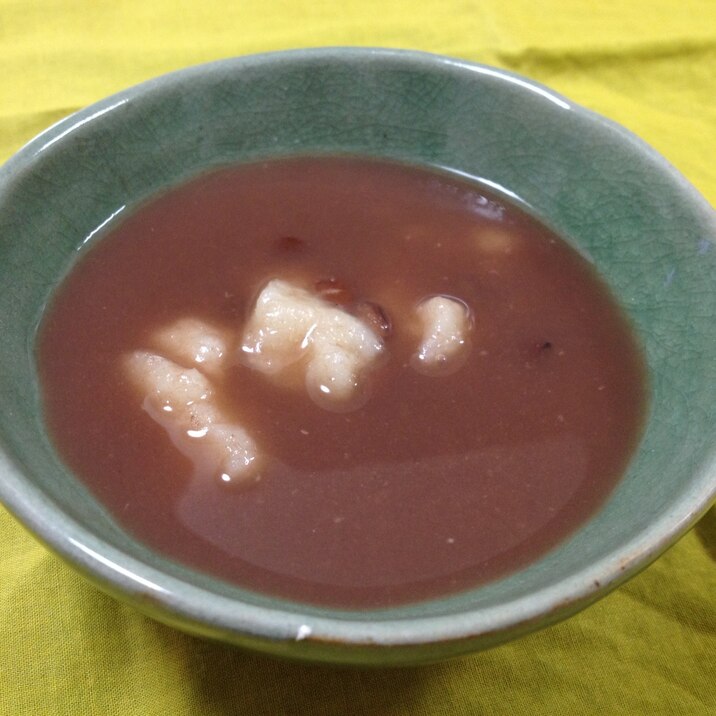 材料2つ。乾燥した鏡餅と余った水ようかんでお汁粉。